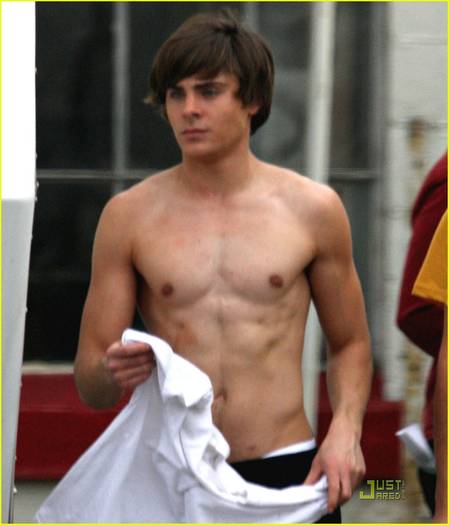 zac-efron-shirtless