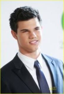  - Taylor Lautner la CFDA Awards