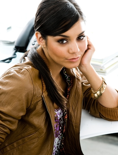 4shfa1 - Vanessa Hudgens Sedinta foto