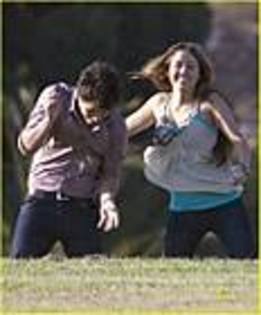 miley-cyrus_COM-senditon-musicvideo-film2009jun6-0004