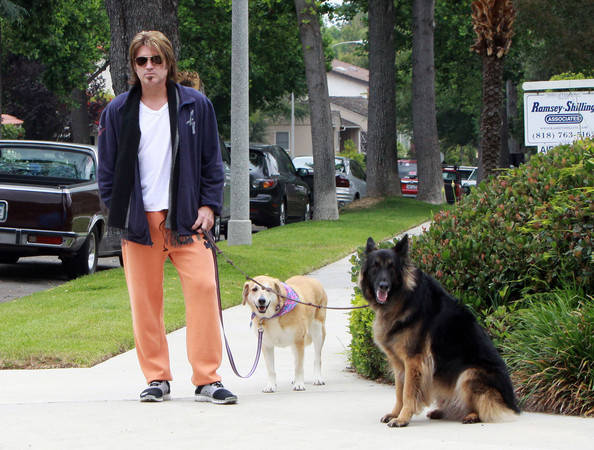 Billy+Ray+Cyrus+Walking+Dogs+WgNUHMVgL4Gl
