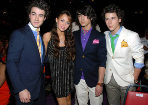 steKmsmH_pbmD6pwmuwlEA72853[1] - miley si camp rock