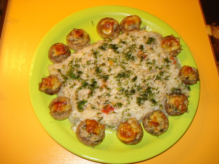 CIUPERCI UMPLUTE SI PILAF CU CIUPERCI - GUSTOS