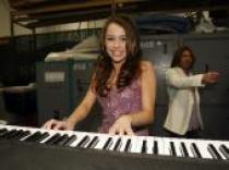 7047abe74f164392 - miley cyrus