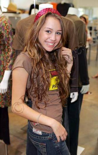 FCRRYJWDKHQRNBWZWRV - Miley Cyrus shoping