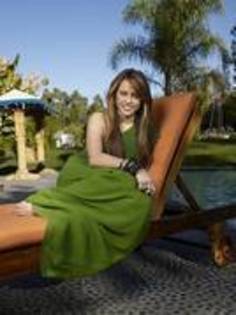 UXBCVNVBGFQCYTIXVDI - MILEY LA PISCINA