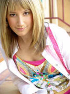 MVTQFULDRZLWLYDSCQU - ASHLEY TISDALE SEDINTA FOTO 18