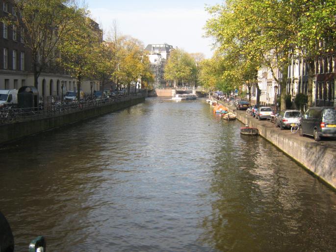 Canalele din Amsterdam; 150 la numar, traversate de 1300 poduri
