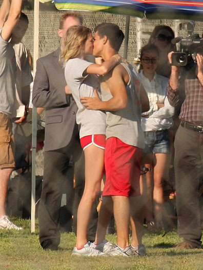 Taylor+Lautner+Flips+Taylor+Swift+lfMg6lrTyJSl