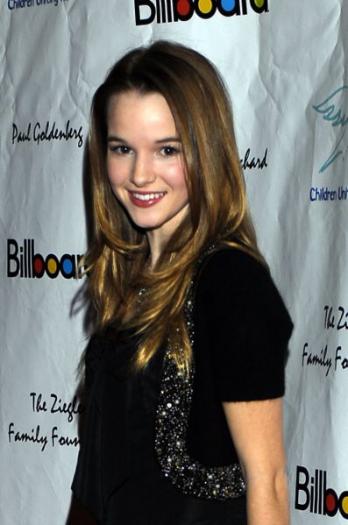 397px-Academy_Awards_afterparty_CUN_Kay_Panabaker