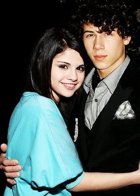  - PoZe Cu NiCk JoNaS sI SeLeNa GoMeZ