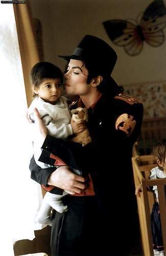 ERQYFHSUEYIZICFGAFO - Poze Michael Jackson sh copiii