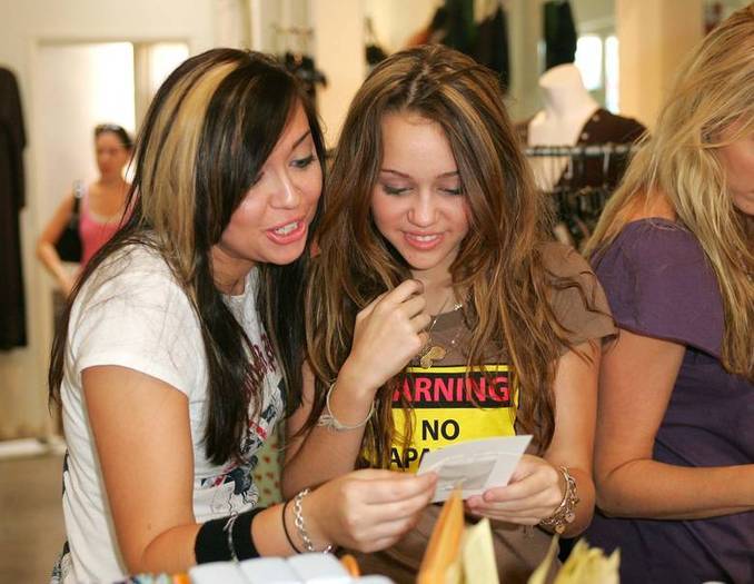 VZMUCVPSQQOHMKBCOTO - Miley Cyrus shoping