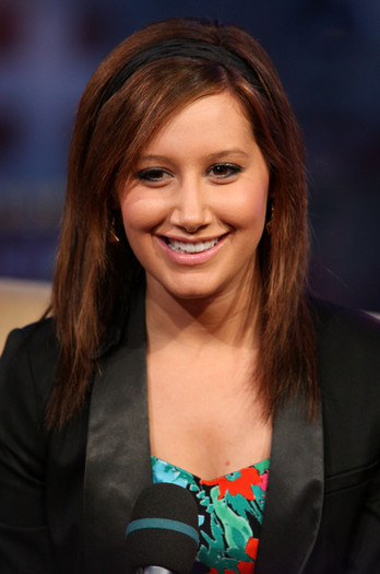 MTV+TRL+Presents+Cast+High+School+Musical+NHlNHycEG4Tl - Ashley Tisdale