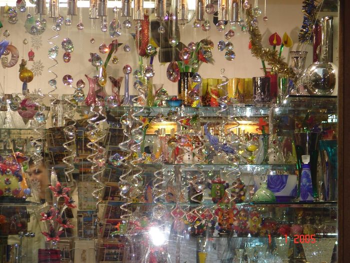 DSC06553; fereastra unui magazin de suveniruri
