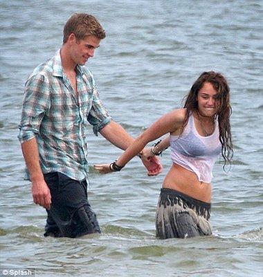 miley3[1] - Miley Cyrus Kissing Liam Hemsworth