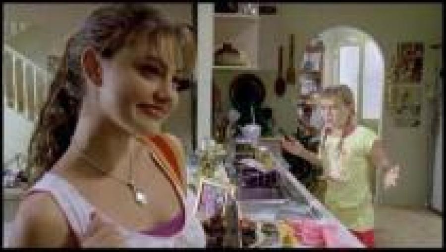 cleo sertori si sora cea enervanta - pheobe tonkin