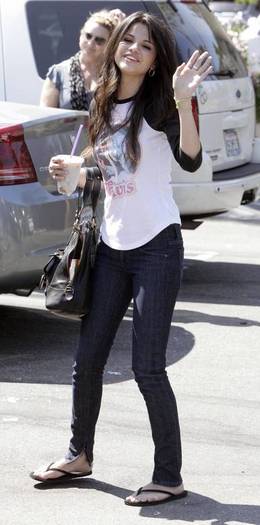 selenagomezfan_com-coffeebeanand-1