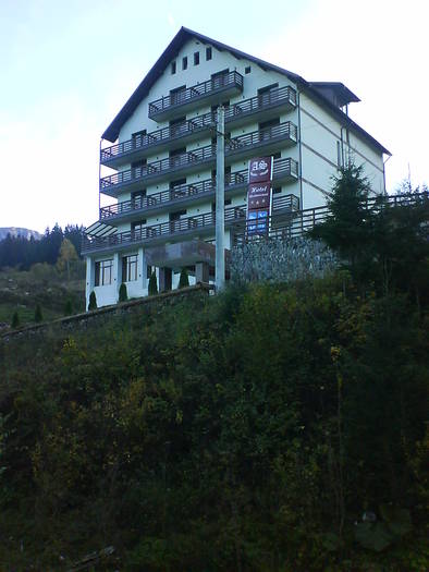 Hotel  pe la Prislop