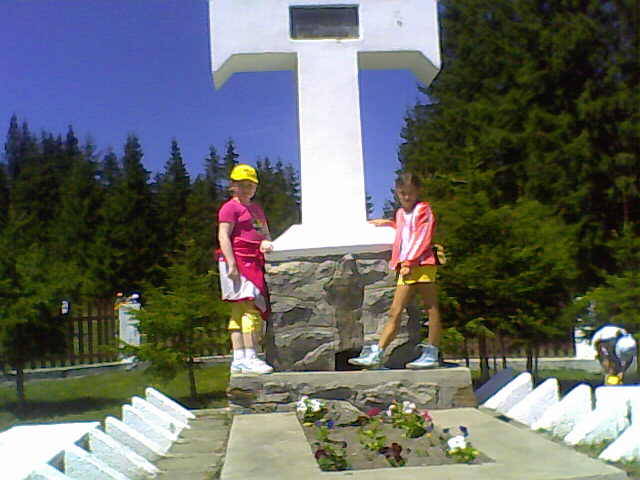eu,andrada la crucea lui Avram Iancu - poze din excursie 26 mai 2009
