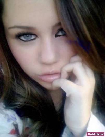 IYIWEELYVTYODQSIWWJ - Destiny Hope Cyrus
