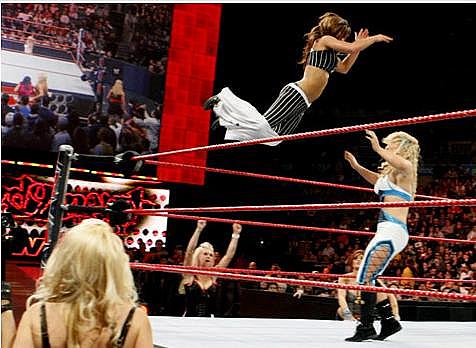 mickie%20james%20salta%20sobre%20beth%20phoenix