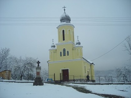 biserica ortodoxa; In a doua jumatate a secolului al XVIII-lea este construita o biserica de lemn in care se folosea un

