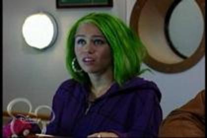 miley cu parul verde