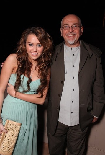 miley-cyrus_COM-disneypregoldenglobesparty-2009jan10-006 - poze rare miley