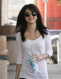 YKDKPROUXYPLCKFXXQE - Selena Gomez having fun