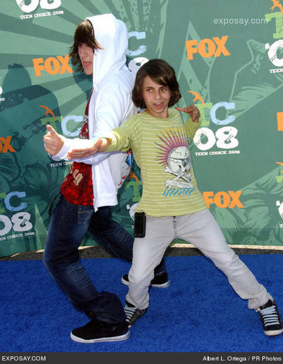 mitchel-musso-and-moises-arias-2008-teen-choice-awards-arrivals-hDVBiX