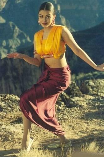 Aishwarya_Rai_desi_dress_TKHAB7