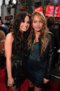 IZAVXECDGNDTSXMIJNH - miley and demi