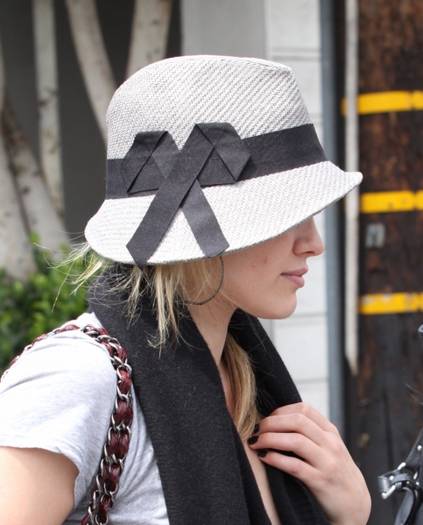 21dlyk6 - Hilary si Haylie Duff get a manicure in West Hollywood