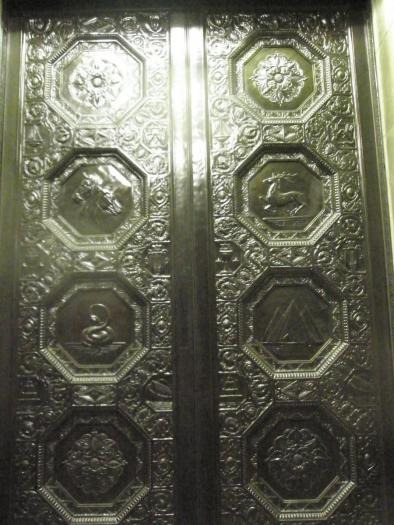 usi ale biserii evreiesti Emanu-el