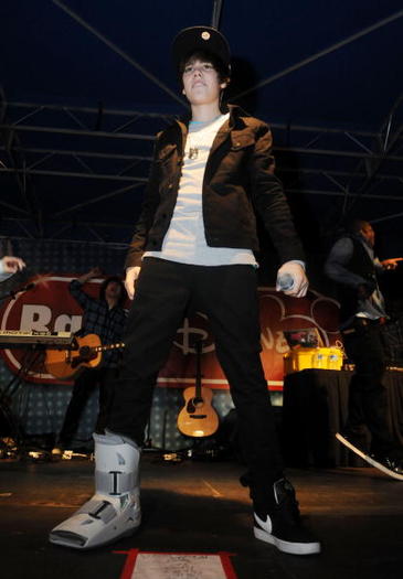  - Justin cu piciorul in ghips