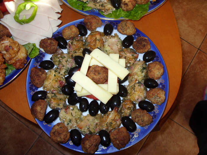 ciupercute umplute ,chiftele,cascaval si masline