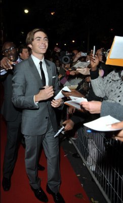 MV5BMTQyMjIwNzk0Nl5BMl5BanBnXkFtZTcwMzM2MTc5MQ@@._V1._SX243_SY400_ - Vedete Americane