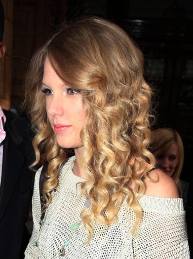 Taylor+Swift+Leaving+Landmark+Hotel+London+bccY-2npP9yl