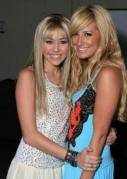 EYQZCCTHNICSCVEHXBI - Ashley si Miley