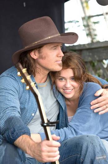 miley-cyrus_COM-hannahmontanathemovie-stills018