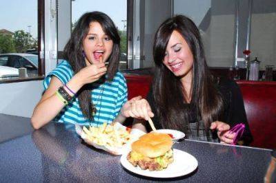 Demi-Selena-demi-lovato-or-selena-gomez-2458472-400-266