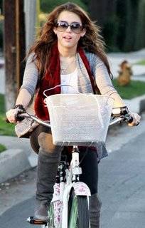 miley-cyrus-tongue-waggin-biker_(1)[1] - miley pe bicicleta