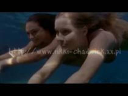 CJXBOCOKLZWJYAZUTEG - Cleo Emma si Rikky in ocean