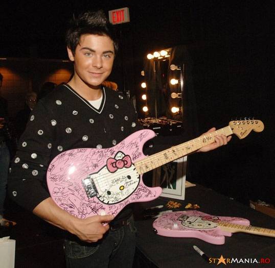 7d96e367715d1bf811159073c37fe10d-zac-efron_86
