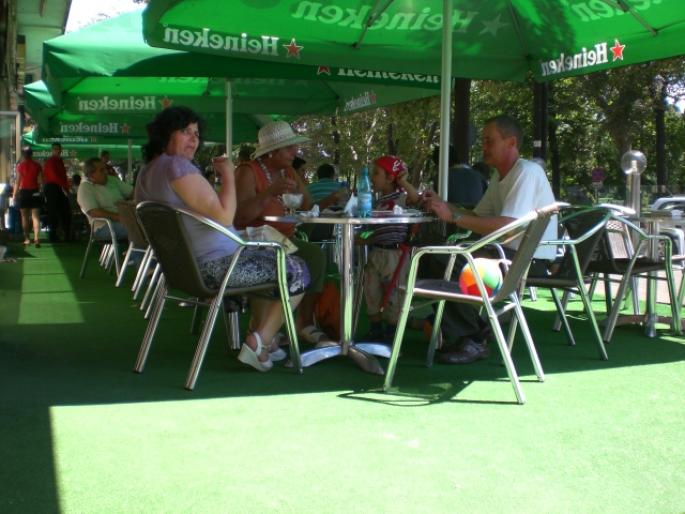 IASI 358pe terasa OPERA; Gasca vesela la o prajitura
