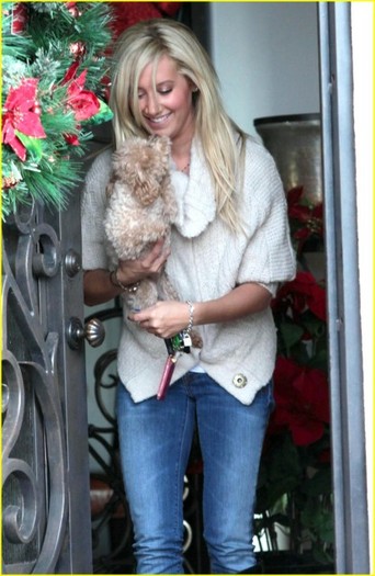 2poaama - Ashley Tisdale is Sunday Silly