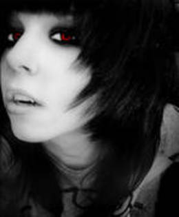 YMKWSYBDTYRGIBOMQNR[1] - poze emo