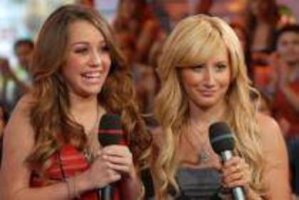 miley si ashley la microfon - hannah montana miley