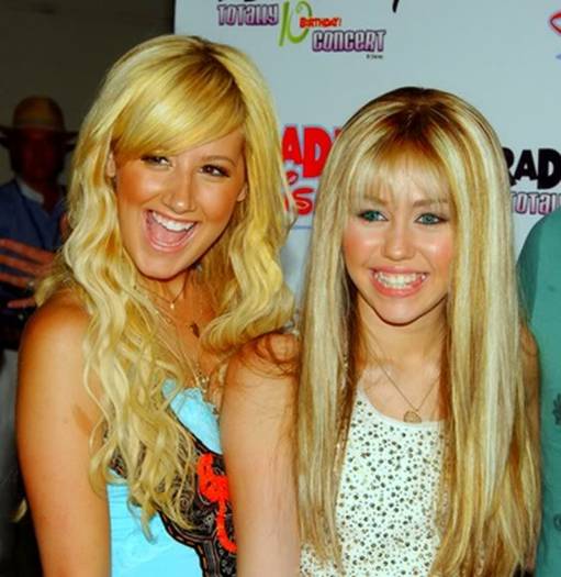 8 - Miley Cyrus si Ashley Tisdale